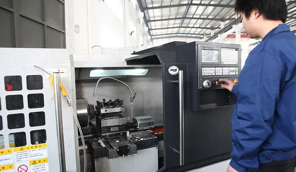 الخراطة باستخدام مخرطة CNC